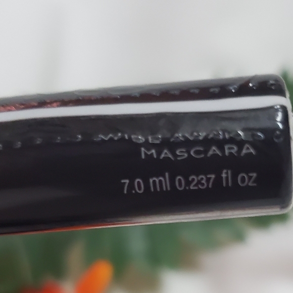 Avon makeup pack Lip glow.Eye shadow & eye mask. - Picture 7 of 7